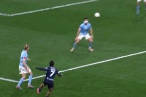 雷速评审团：墨尔本城后卫禁区手球未判点，你认为是否正确？