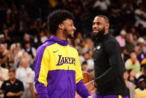 开云下载-笑逐颜开！詹姆斯表扬布朗尼：保持微笑&amp;继续前进！加油王子！