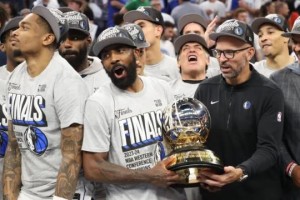 开云下载-时隔七年重回总决赛，“三十而立”的欧文更加成熟