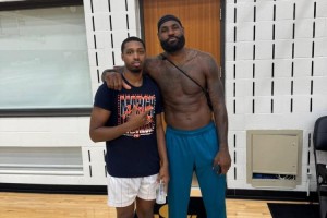 重回故地詹姆斯今日现身骑士训练馆 与骑士夏联新秀合影